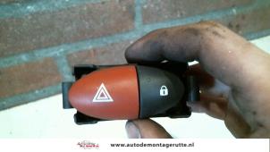 Usados Interruptor de luz de pánico Renault Twingo II (CN) 1.2 16V Precio de solicitud ofrecido por Autodemontage M.J. Rutte B.V.