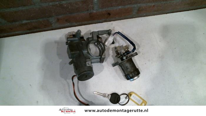 Zündschloss+Schlüssel van een Mazda Xedos 6 2.0i V6 24V 1994