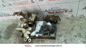 Used Door lock mechanism 2-door, right Mercedes Vito Price on request offered by Autodemontage M.J. Rutte B.V.