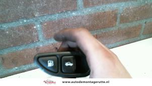 Usados Interruptor del portón trasero Hyundai Sonata 2.0i 16V Precio de solicitud ofrecido por Autodemontage M.J. Rutte B.V.