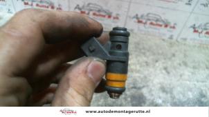Usagé Injecteur (injection essence) Renault Laguna II (BG) 1.6 16V Prix sur demande proposé par Autodemontage M.J. Rutte B.V.