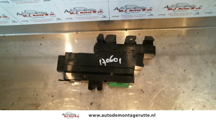 Usados Interruptor combinado de ventanillas Volvo S80 (TR/TS) 2.4 SE 20V 170 Precio € 40,00 Norma de margen ofrecido por Autodemontage M.J. Rutte B.V.