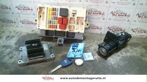 Usados Cerradura de contacto y llave Fiat Stilo (192A/B) 1.4 16V Precio de solicitud ofrecido por Autodemontage M.J. Rutte B.V.