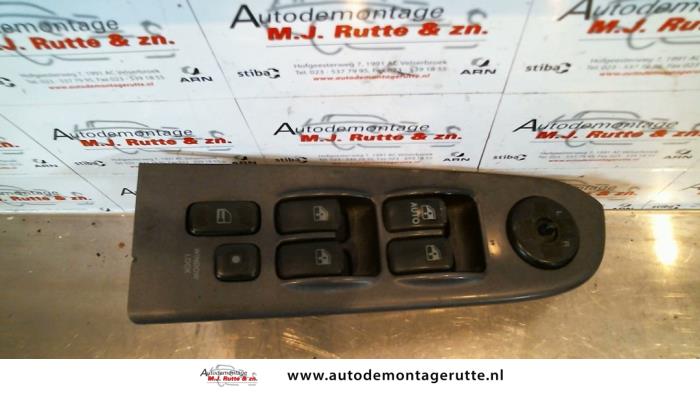 Usados Interruptor combinado de ventanillas Hyundai Trajet 2.0 CRDi 16V Precio de solicitud ofrecido por Autodemontage M.J. Rutte B.V.