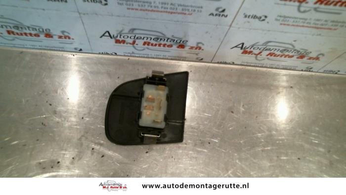 Interruptor de ventanilla eléctrica de un Alfa Romeo 146 (930B) 1.6 Twin Spark 16V 2000