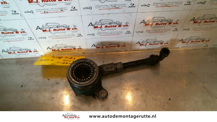 Embrayage cylindre auxiliaire d'un Renault Trafic New (FL) 2.0 dCi 16V 90 2010