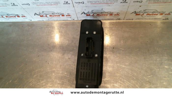 Multi-functional window switch from a Volvo V50 (MW) 1.8 16V 2004