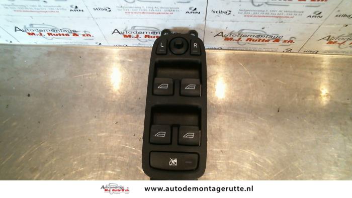 Multi-functional window switch from a Volvo V50 (MW) 1.8 16V 2004