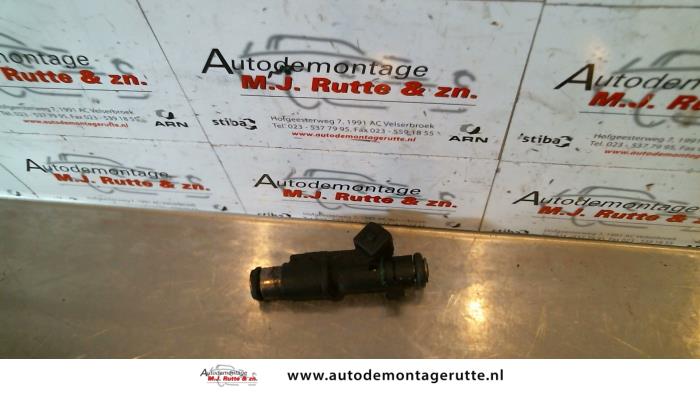 Injector (petrol injection) from a Citroën Xsara Picasso (CH) 1.8 16V 2003