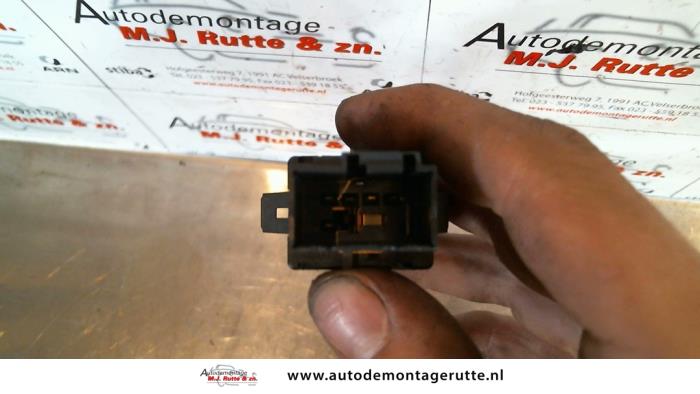 Panic lighting switch from a Seat Ibiza III (6L1) 1.4 16V 100 2002