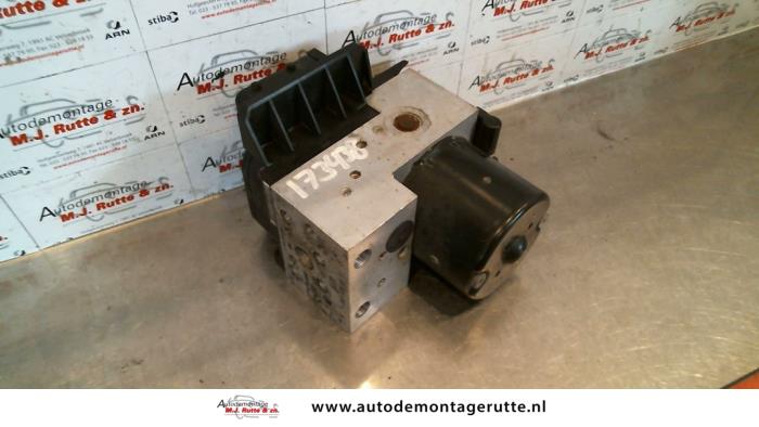 Usagé Bloc ABS Mercedes C (W202) 2.8 C-280 V6 18V Prix sur demande proposé par Autodemontage M.J. Rutte B.V.