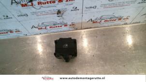 Used Electric window switch Volkswagen Golf III (1H1) 1.6 i Price on request offered by Autodemontage M.J. Rutte B.V.