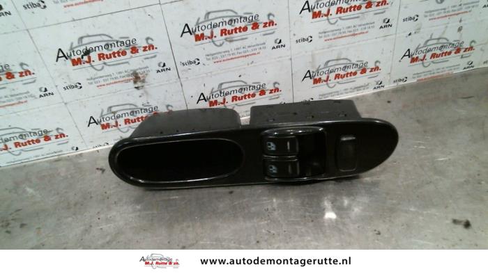 Usados Interruptor combinado de ventanillas Kia Carnival 1 (FLB) 2.9 TD 16V Precio de solicitud ofrecido por Autodemontage M.J. Rutte B.V.