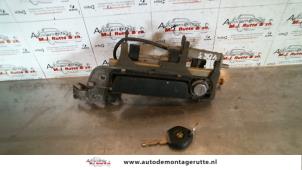 Used Door handle 4-door, front left BMW 3 serie (E36/4) 316i Price on request offered by Autodemontage M.J. Rutte B.V.