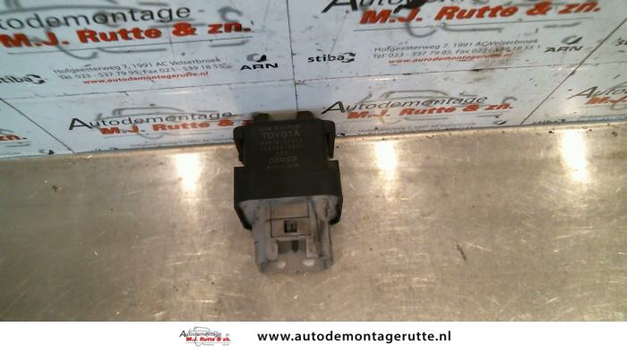 Glow plug relay from a Toyota Avensis Wagon (T25/B1E) 2.2 D-4D 16V 2006