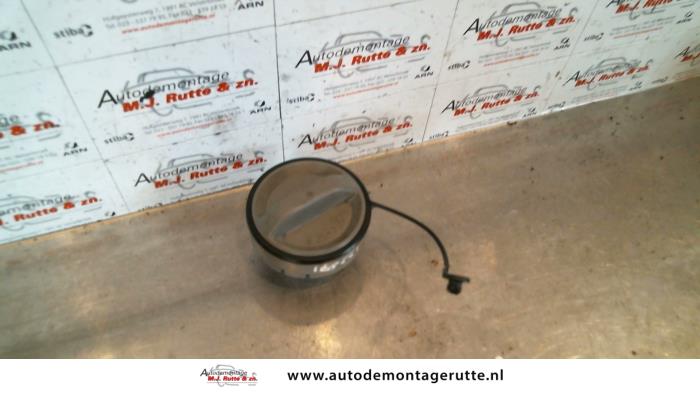 Fuel cap from a Toyota Avensis Wagon (T25/B1E) 2.2 D-4D 16V 2006
