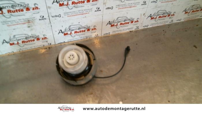 Fuel cap from a Toyota Avensis Wagon (T25/B1E) 2.2 D-4D 16V 2006