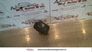 Używane Przelacznik elektrycznej szyby Renault Scénic I (JA) 1.6 16V Cena na żądanie oferowane przez Autodemontage M.J. Rutte B.V.