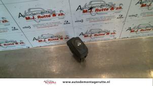 Używane Przelacznik elektrycznej szyby Renault Scénic I (JA) 1.6 16V Cena na żądanie oferowane przez Autodemontage M.J. Rutte B.V.