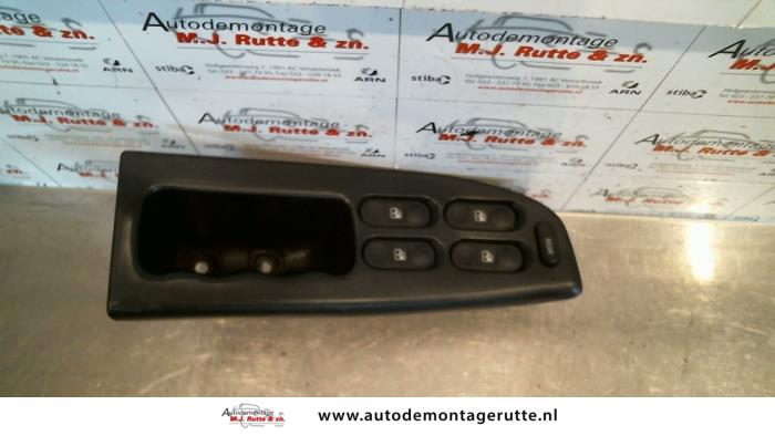 Usados Interruptor combinado de ventanillas Lancia Kappa 2.0 20V LE,LS Precio de solicitud ofrecido por Autodemontage M.J. Rutte B.V.