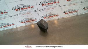 Używane Przelacznik elektrycznej szyby Renault Twingo (C06) 1.2 Cena na żądanie oferowane przez Autodemontage M.J. Rutte B.V.