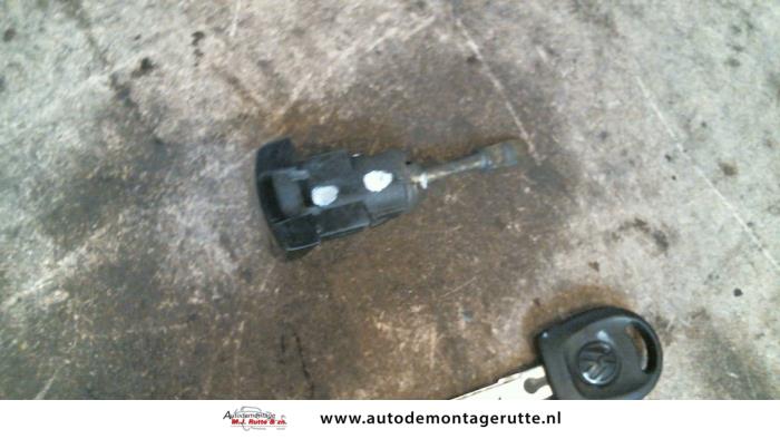 Door lock cylinder, right from a Volkswagen Passat (3B2) 1.6 1999