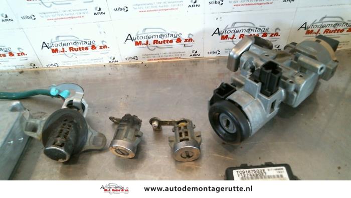 Set of cylinder locks (complete) from a Mazda Premacy 1.8 16V 2002