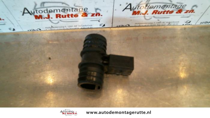 Gebrauchte Luftmengenmesser Mercedes Vito (638.0) 2.2 CDI 108 16V Preis auf Anfrage angeboten von Autodemontage M.J. Rutte B.V.