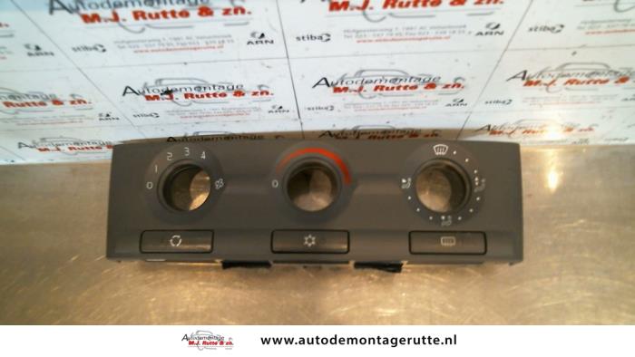 Begagnade Värmekontrollpanel Volvo V40 (VW) 1.8 16V Pris på förfrågan erbjuds av Autodemontage M.J. Rutte B.V.