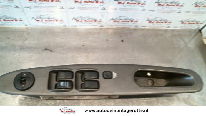 Usados Interruptor combinado de ventanillas Kia Joice 2.0 16V Precio de solicitud ofrecido por Autodemontage M.J. Rutte B.V.