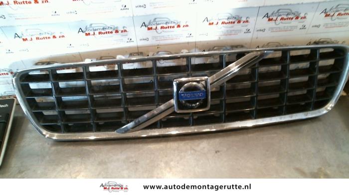 Używane Grill Volvo S60 I (RS/HV) 2.4 20V 140 Cena na żądanie oferowane przez Autodemontage M.J. Rutte B.V.