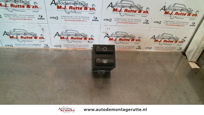 Rear window heating switch from a BMW 3 serie (E46/4) 316i 2000