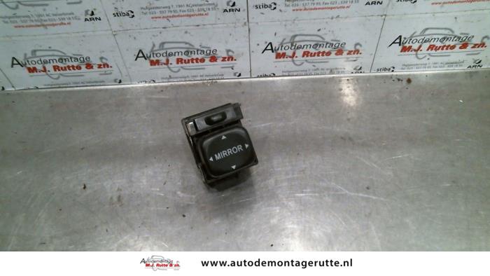 Używane Przelacznik lusterka Toyota Yaris (P1) 1.0 16V VVT-i Cena na żądanie oferowane przez Autodemontage M.J. Rutte B.V.