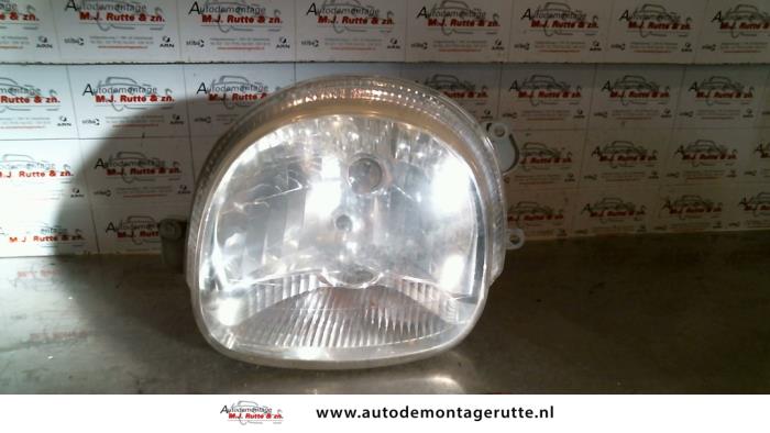 Headlight, left from a Renault Twingo (C06) 1.2 16V 2002