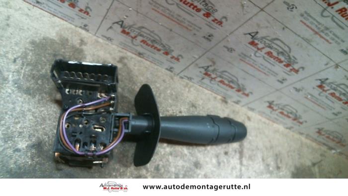 Interruptor de indicador de dirección de un Renault Megane Scénic (JA) 1.4i RL,RN 1999