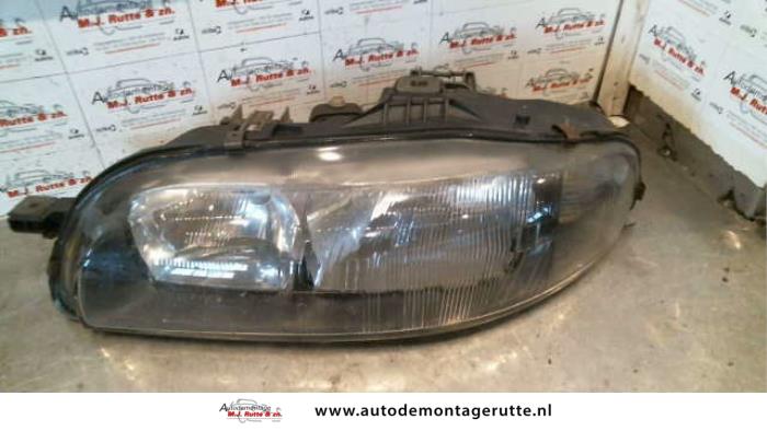Używane Reflektor lewy Fiat Brava (182B) 1.6 16V Cena na żądanie oferowane przez Autodemontage M.J. Rutte B.V.