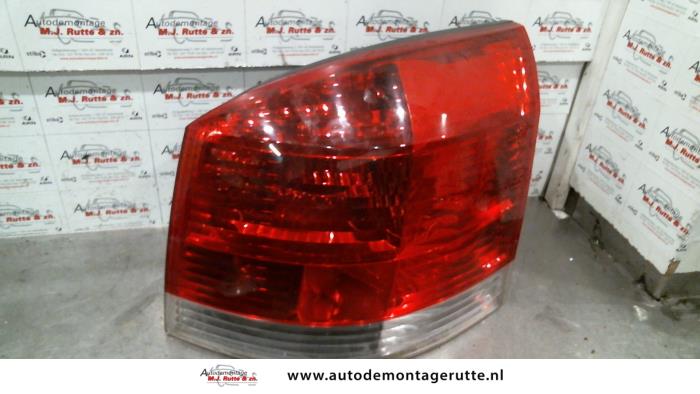 Taillight, right from a Opel Signum (F48) 2.2 DGI 16V 2003