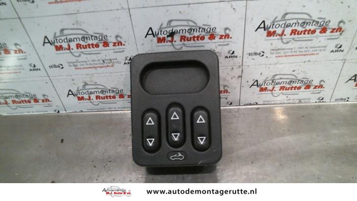 Używane Przelacznik combi okienny Peugeot 306 (7D) 2.0 Cena na żądanie oferowane przez Autodemontage M.J. Rutte B.V.