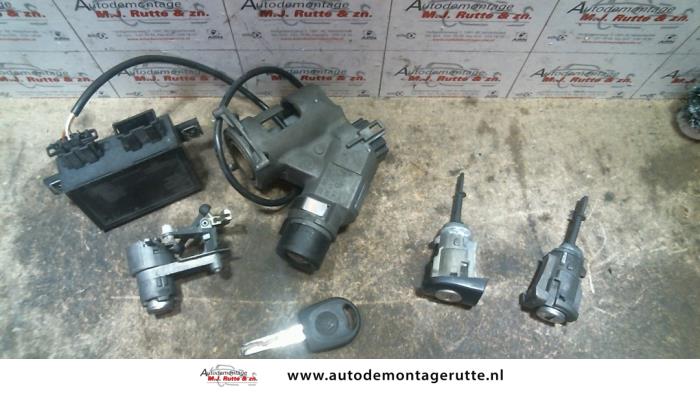 Set of cylinder locks (complete) from a Volkswagen Golf IV (1J1) 1.4 16V 2000