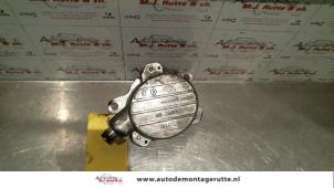 Used High pressure pump Renault Espace (JK) 2.2 dCi 16V Price on request offered by Autodemontage M.J. Rutte B.V.