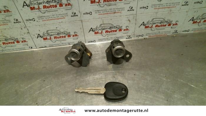 Door lock cylinder, left from a Hyundai Accent 1.3i 12V 2001