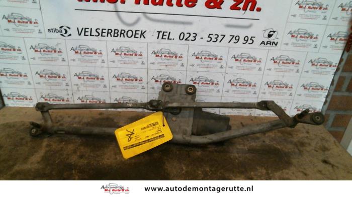 Wiper motor + mechanism from a Renault Clio (B/C57/357/557/577) 1.1i RL,RN 1996