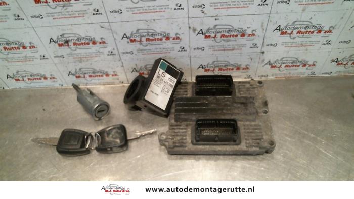 Używane Stacyjka + Kluczyk Opel Zafira (F75) 2.2 16V Cena na żądanie oferowane przez Autodemontage M.J. Rutte B.V.