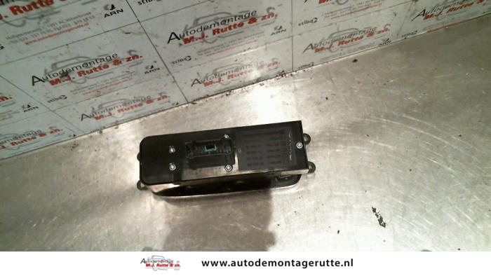 Multi-functional window switch from a Volvo V50 (MW) 2.0 D 16V 2006