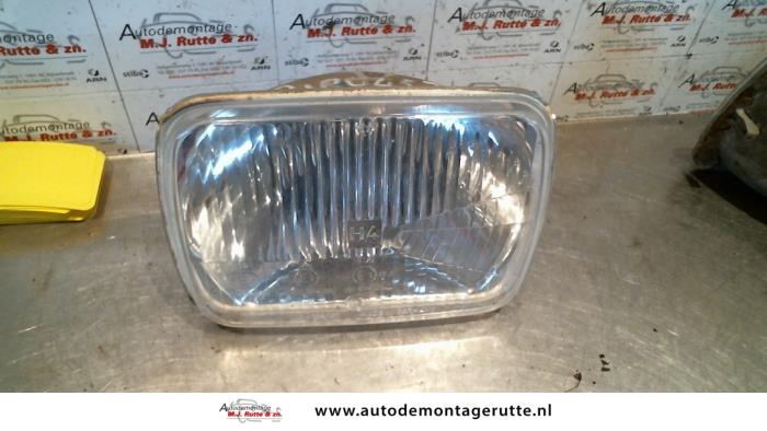 Używane Reflektor prawy Volvo 480 2.0i ES, S Cena na żądanie oferowane przez Autodemontage M.J. Rutte B.V.