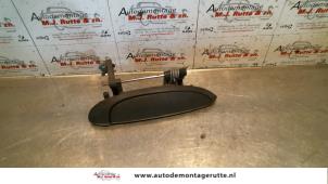 Used Rear door handle 4-door, right Renault Clio II (BB/CB) 1.6 16V Price on request offered by Autodemontage M.J. Rutte B.V.