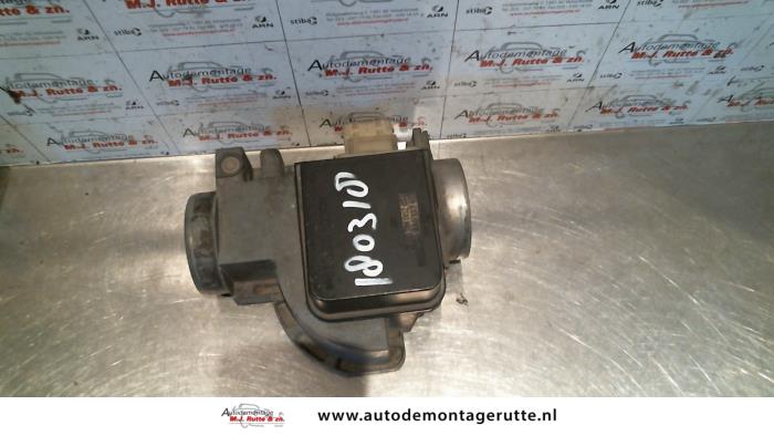 Medidor de flujo de aire de un Audi A6 (C4) 2.5 TDI,Autom. 1996