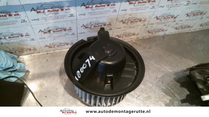 Heating and ventilation fan motor from a Fiat Multipla (186) 1.6 16V 100 SX,ELX 1999