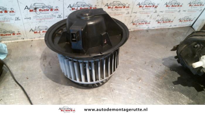 Heating and ventilation fan motor from a Fiat Multipla (186) 1.6 16V 100 SX,ELX 1999