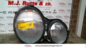 Używane Reflektor prawy Mercedes CLK Cena na żądanie oferowane przez Autodemontage M.J. Rutte B.V.